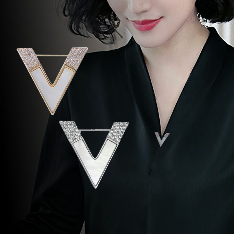 Роскошные броши со стразами и  – обзор и цена Embroidery Letter M