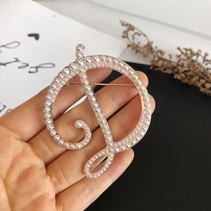 Английские буквы, искусственна – обзор и цена Embroidery Letter M
